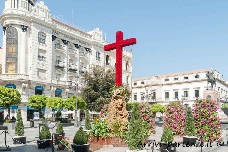 Croce di fiori presente alla Festa popolare delle Croci in Plaza de las Tendillas a Cordova, Spagna