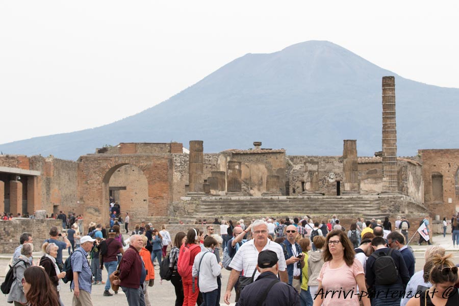 Turisti presso il Foro di Pompei