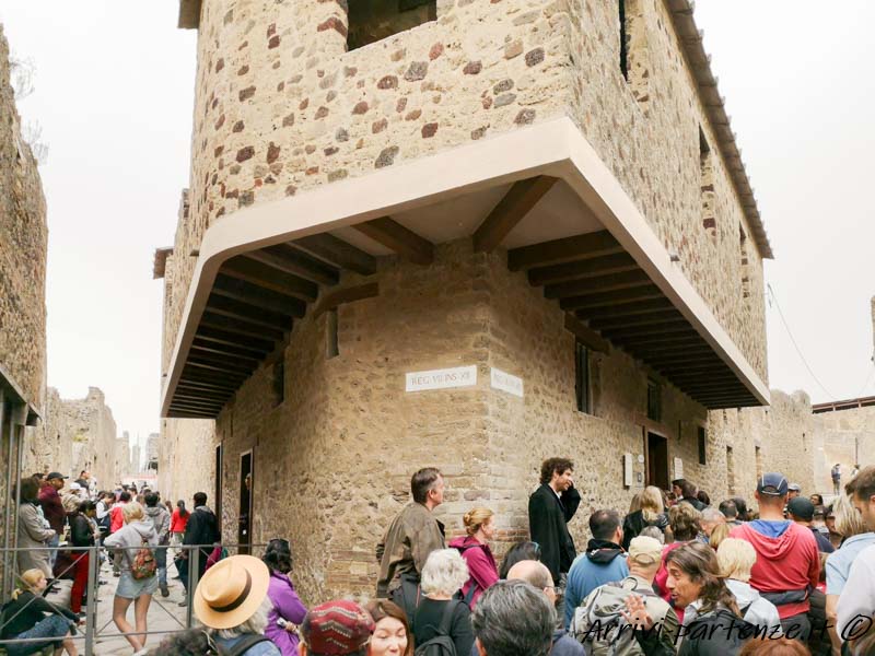 Turisti presso l'edificio del Lupanare, Pompei