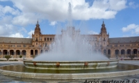 Fontana in Plaza de Espana di Siviglia in Andalusia, Spagna