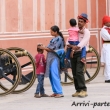 Famiglia in visita al Royal Palace a Jaipur, in Rajasthan, India