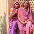 Lavoranti all'Amber Fort nei pressi di Jaipur, in Rajasthan, India