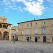 Veduta di Piazza del Popolo e del Palazzo Comunale di Offida, Marche