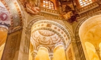Scorcio dell'interno con le esedre presso la Basilica di San Vitale, Ravenna