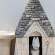 Scultura di cane in un trullo ad Alberobello, Puglia