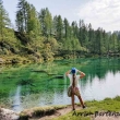 Ragazza al Lago delle Streghe a Crampiolo presso l'Alpe Devero, Piemonte