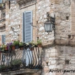 Balcone caratteristico nel centro storico di Assisi, Umbria
