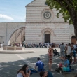 Turisti seduti fuori della Basilica di Santa Chiara, Assisi