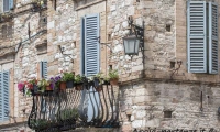 Balcone caratteristico nel centro storico di Assisi, Umbria