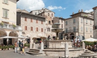 Fontana dei Tre Leoni in Piazza del Comune, Assisi