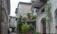 Scorcio di una via del centro storico di Assisi, Umbria