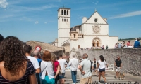 Turisti all'esterno della Basilica di San Francesco, Assisi