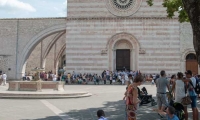 Turisti seduti fuori della Basilica di Santa Chiara, Assisi