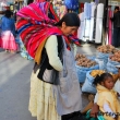 Donna presso il mercato di La Paz, Bolivia