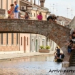 Turisti sul ponte sul canale di Comacchio, Emilia Romagna