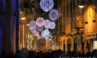 Luci natalizie per le strade del centro storico di Como