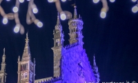 Luci natalizie proiettate sul Duomo, Como