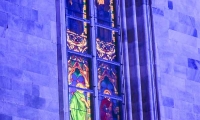 Luci natalizie proiettate sulla vetrata del Duomo, Como