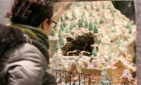 Vetrina natalizia per le strade del centro storico di Como