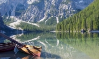 Barca presso il lago di Braies, Alto Adige