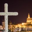 Croce di fiori alla Festa popolare delle Croci nella notte con vista Mesquita a Cordova, Spagna