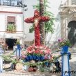 Croce di fiori alla Festa popolare delle Croci nella Plaza de las Canas a Cordova, Spagna