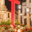 Croce di fiori alla Festa popolare delle Croci nella Plaza del Potro a Cordova, Spagna