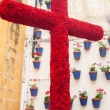 Croce di fiori alla Festa popolare delle Croci nella Plaza del Socorro a Cordova, Spagna