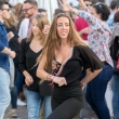 Ragazza balla il flamenco durante la Festa delle Croci a Cordova, Spagna