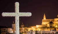 Croce di fiori alla Festa popolare delle Croci nella notte con vista Mesquita a Cordova, Spagna