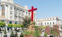 Croce di fiori alla Festa popolare delle Croci nella Plaza de las Tendillas a Cordova, Spagna