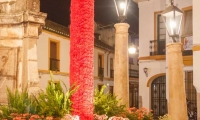 Croce di fiori alla Festa popolare delle Croci nella Plaza del Potro a Cordova, Spagna