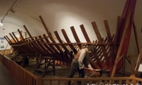 Ricostruzione di un veliero all'interno del Museo del Mare Galata, Genova