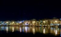 Vista notturna della costa a Kos, Grecia