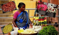 Venditrice di fiori al tempio Devarajaswami, Kanchipuram