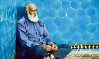 Anziano al Mausoleo a Kerman, Iran