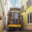 Tram e turista ad Alfama, Lisbona