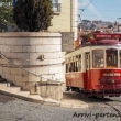 Tram nel traffico cittadino a Lisbona, Portogallo