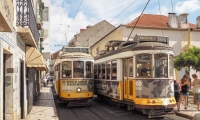 Due tram a Lisbona, Portogallo