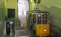 Fermata del tram a Lisbona, Portogallo