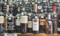 Negozio che vende bottiglie di Porto a Lisbona, Portogallo
