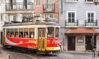Tram che sfiora le abitazioni a Lisbona, Portogallo