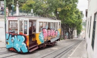 Tram graffittato in salita a Lisbona, Portogallo