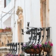 Balconi nel centro storico di Locorotondo, Puglia