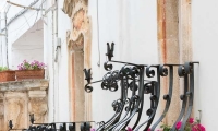 Balconi nel centro storico di Locorotondo, Puglia