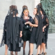 Donne presso la Cattedrale de la Almudena, Madrid