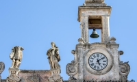 Campanile con statue nel centro storico, Matera