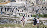 Turisti in visita ai sassi, Matera