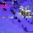 cittadina sommersa dalla neve alla sera presso il Miniatur Wunderland di Amburgo, Germania