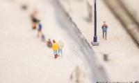 Passeggeri in attesa del treno presso il Miniatur Wunderland di Amburgo, Germania
